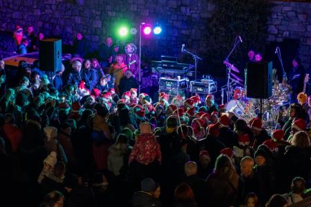 Prihod Dedka Mraza s spremstvom